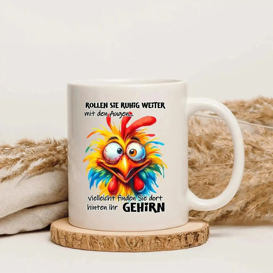 Weiße Tasse mit lustigem Hühner-Motiv und Spruch „Rollen Sie ruhig weiter mit den Augen“, dekoriert mit trockenen Pampasgräsern
