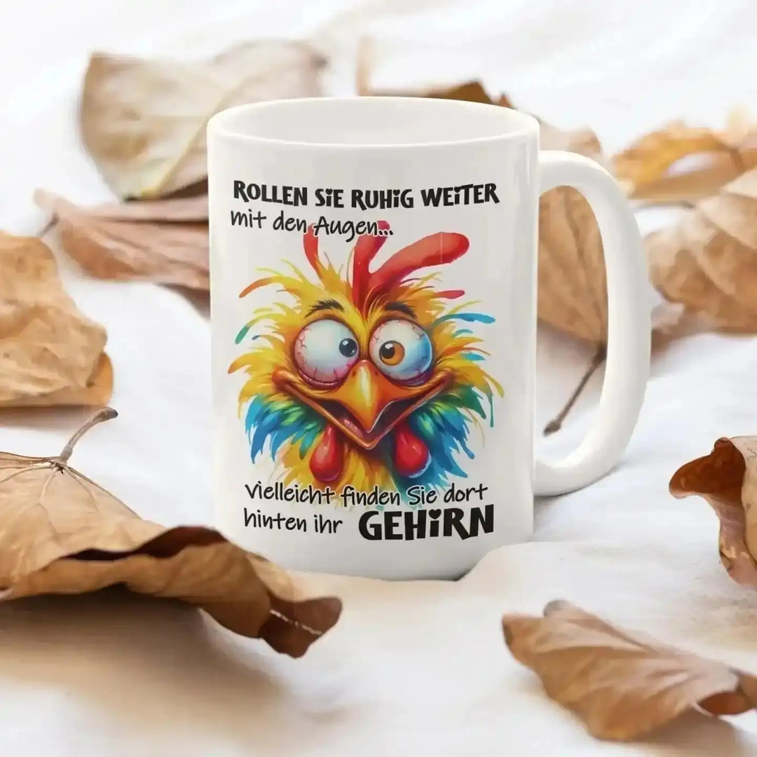 Augenrollen-Tasse auf weißer Bettwäsche zwischen herbstlichen, getrockneten Blättern arrangiert