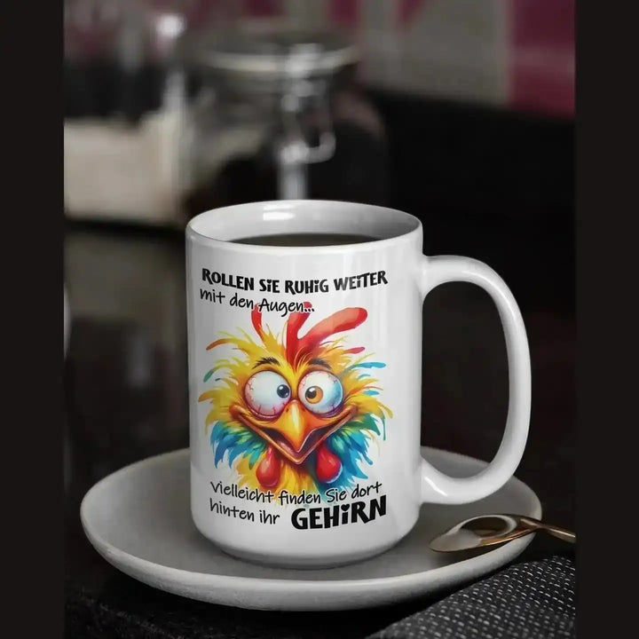 Augenrollen-Tasse mit heißem Kaffee gefüllt, auf Unterteller mit Löffel vor dunklem Hintergrund
