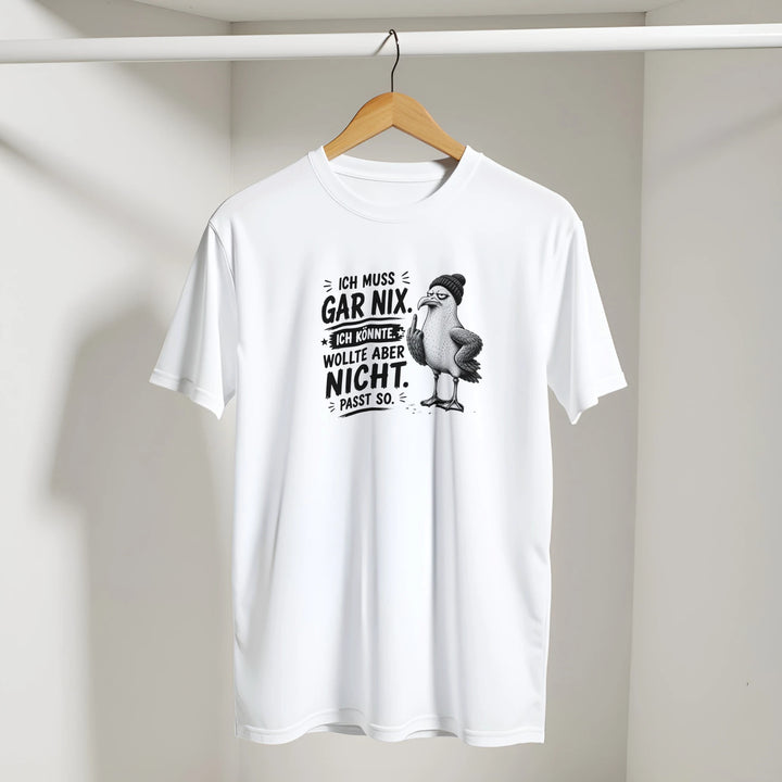 Weißes T-Shirt mit Möwen-Spruch an einem Kleiderbügel im begehbaren Kleiderschrank