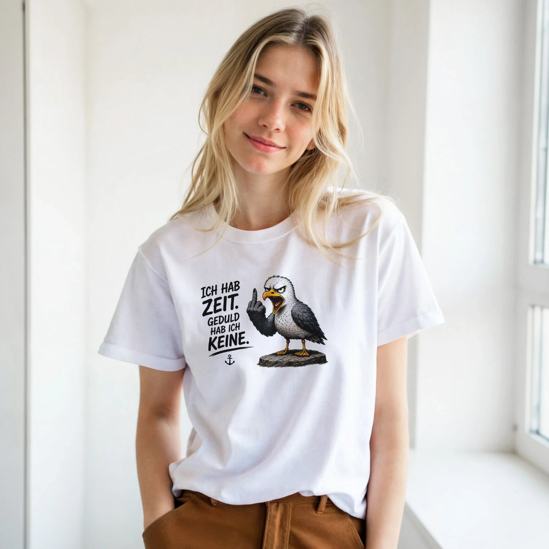 Frau am Fenster trägt weißes T-Shirt mit Möwen-Print zu brauner Hose.