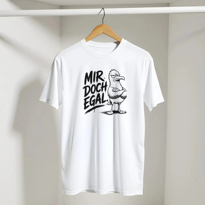 Weißes T-Shirt hängt an Kleiderstange in heller Zimmerecke