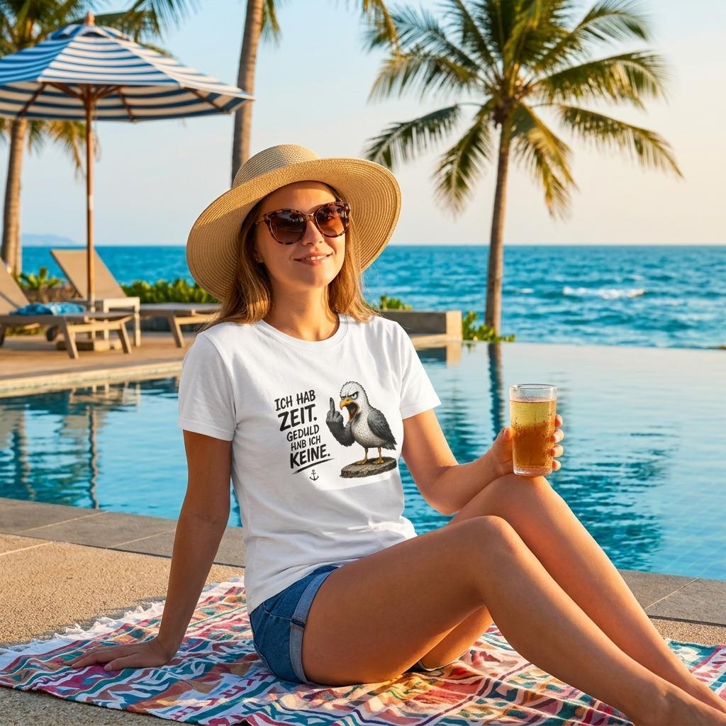 Frau entspannt am Pool im weißen T-Shirt mit Möwen-Print und Spruch Ich hab Zeit.