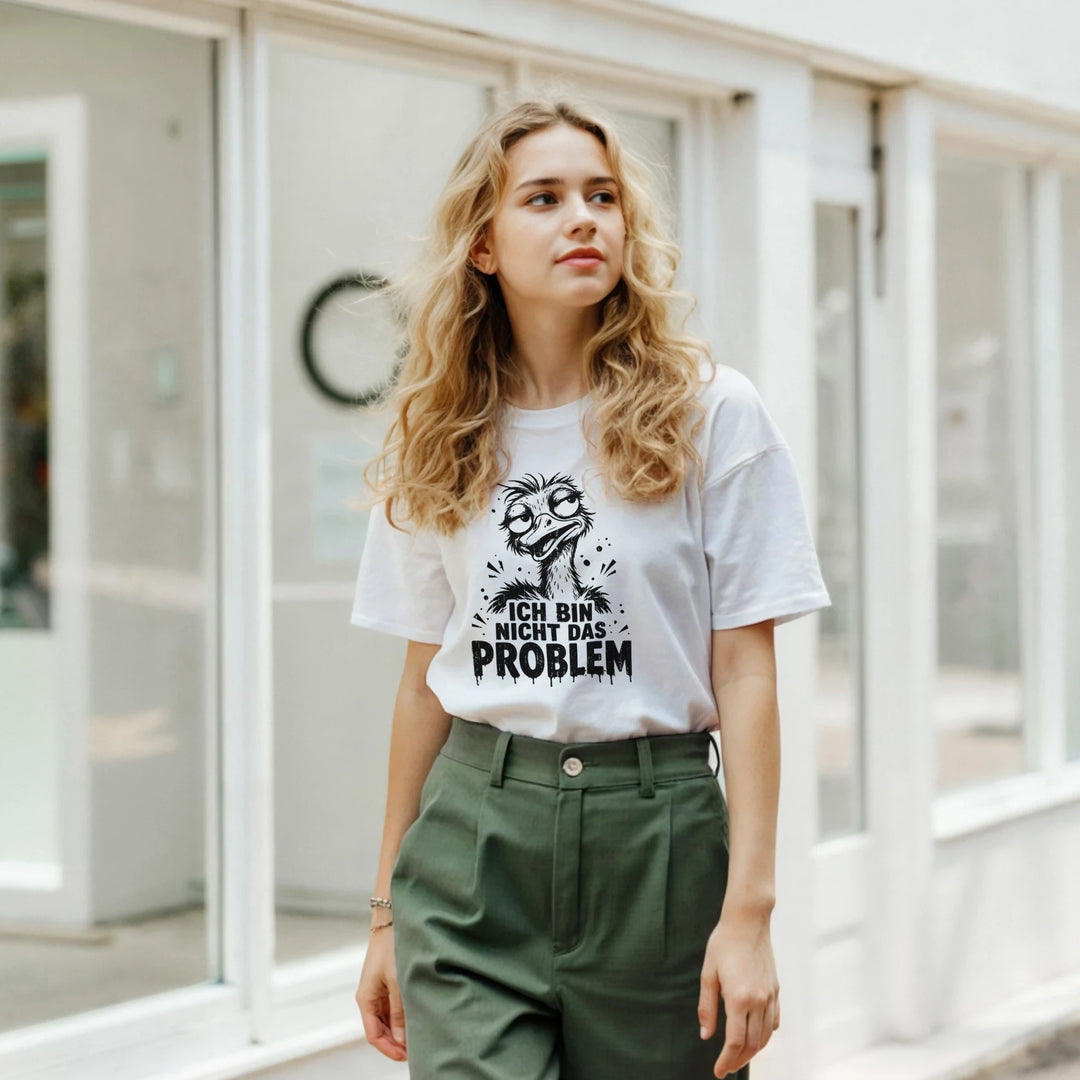 Frau trägt das T-Shirt draußen vor einem Schaufenster in der Stadt