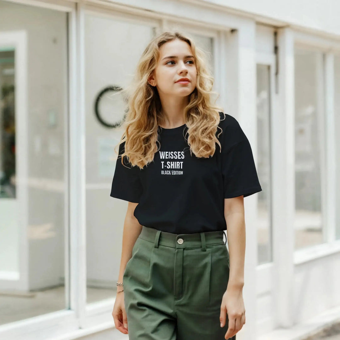 Junge Frau trägt schwarzes T-Shirt vor Schaufenster, Streetstyle-Lifestyle-Foto