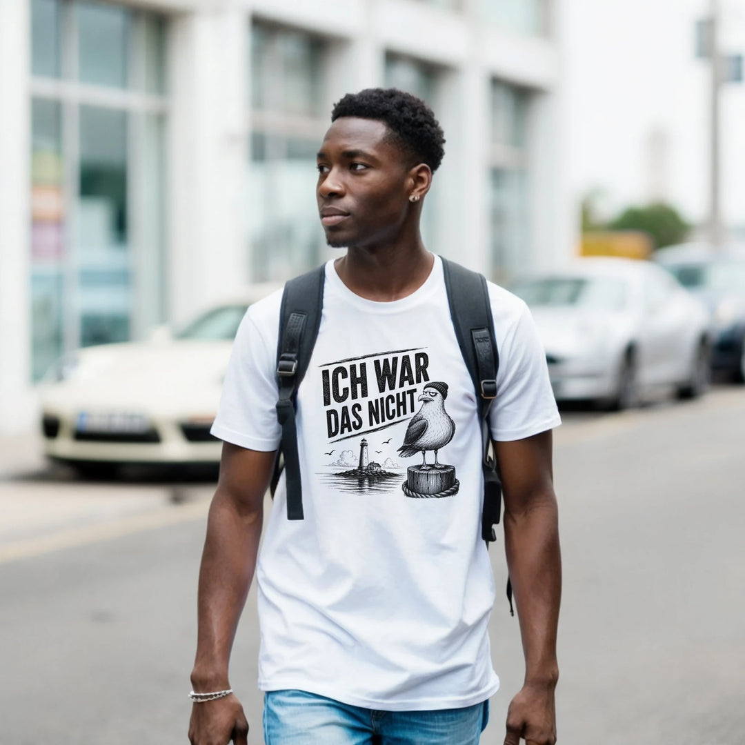Mann mit Rucksack trägt das weiße T-Shirt &