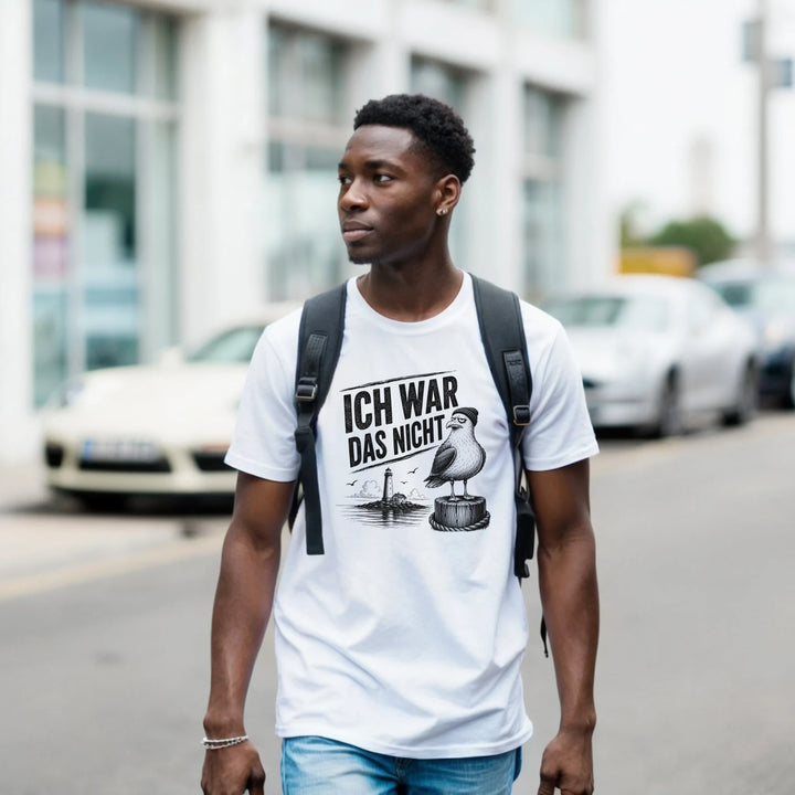 Mann mit Rucksack trägt das weiße T-Shirt &