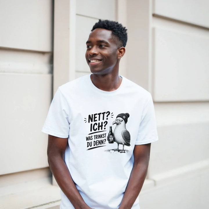 Lächelnder Mann lehnt an einer hellen Hauswand und trägt das weiße Möwen-T-Shirt, Nahaufnahme