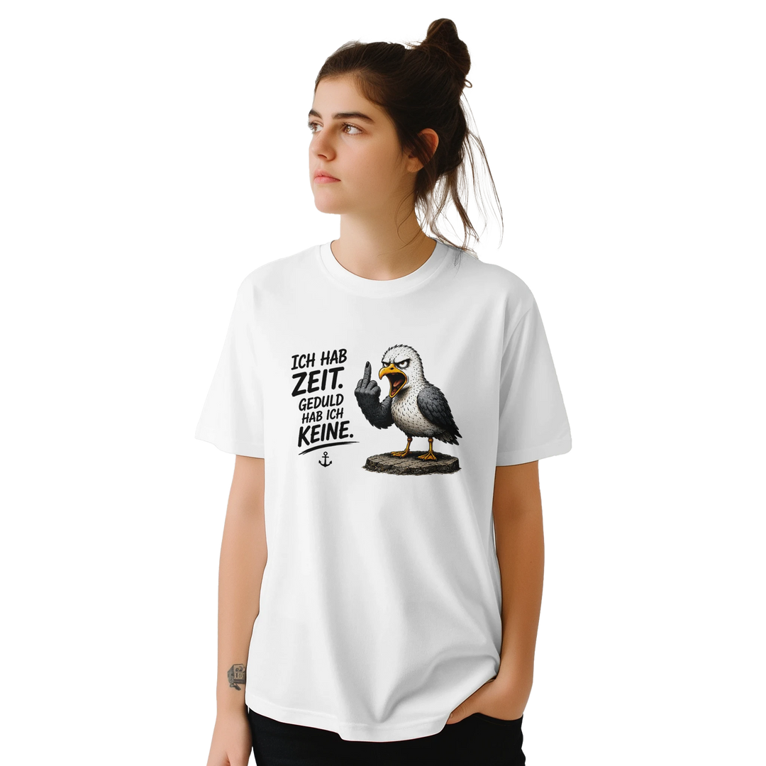 Frau mit Dutt trägt weißes T-Shirt mit Möwen-Motiv vor hellem Studiohintergrund.