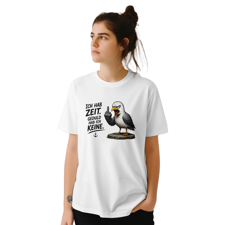 Frau mit Dutt trägt weißes T-Shirt mit Möwen-Motiv vor hellem Studiohintergrund.