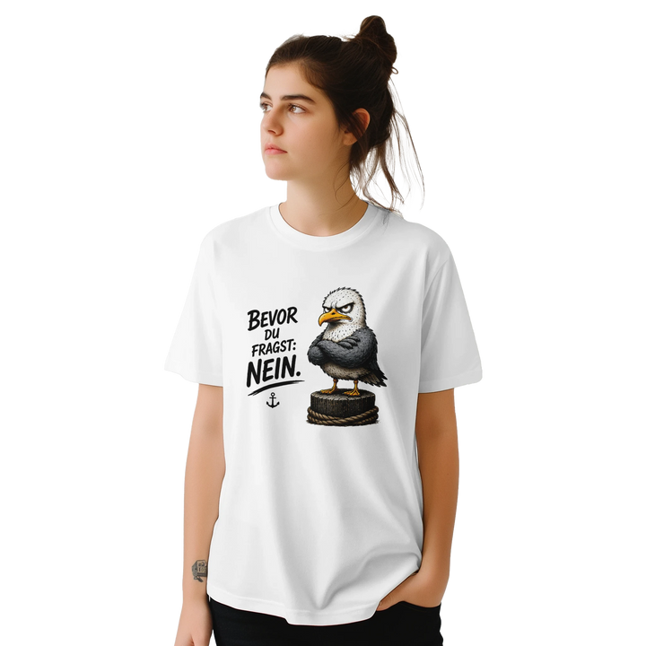 Frau mit Dutt, Nahaufnahme des Oberkörpers im weiten weißen T-Shirt