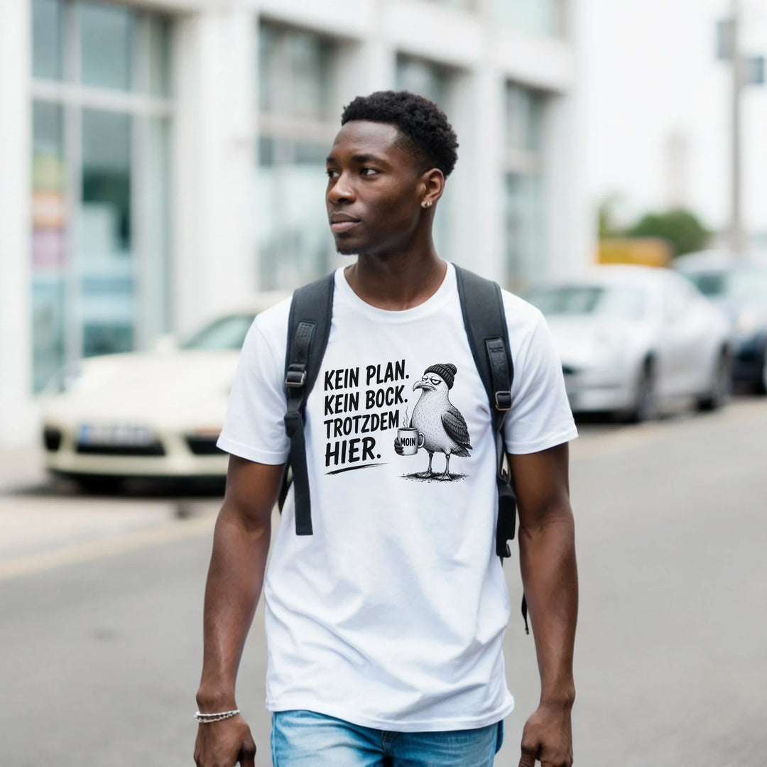 Mann mit Rucksack auf der Straße trägt weißes T-Shirt mit Spruch-Print