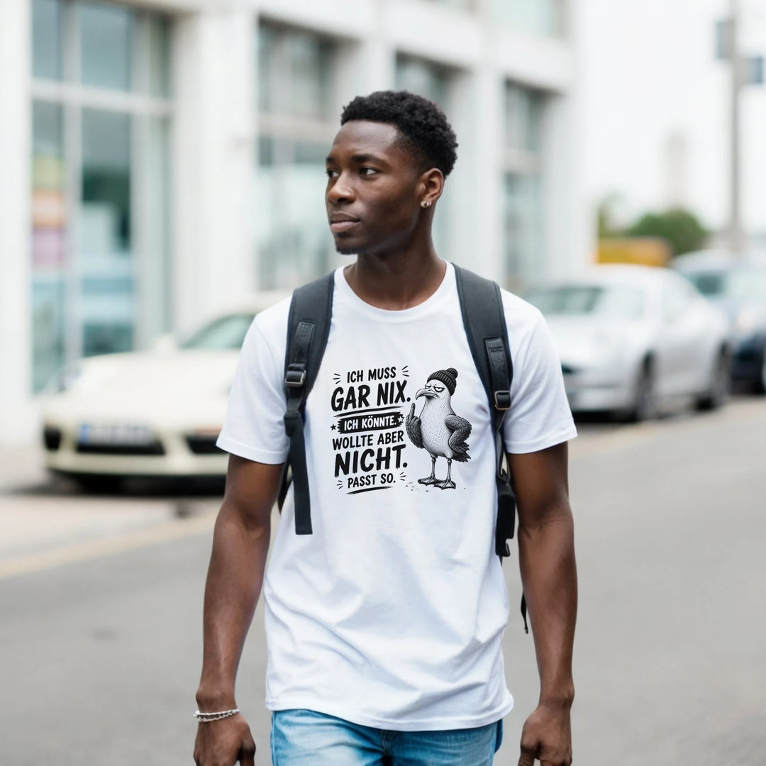 Mann mit Rucksack trägt das Shirt &