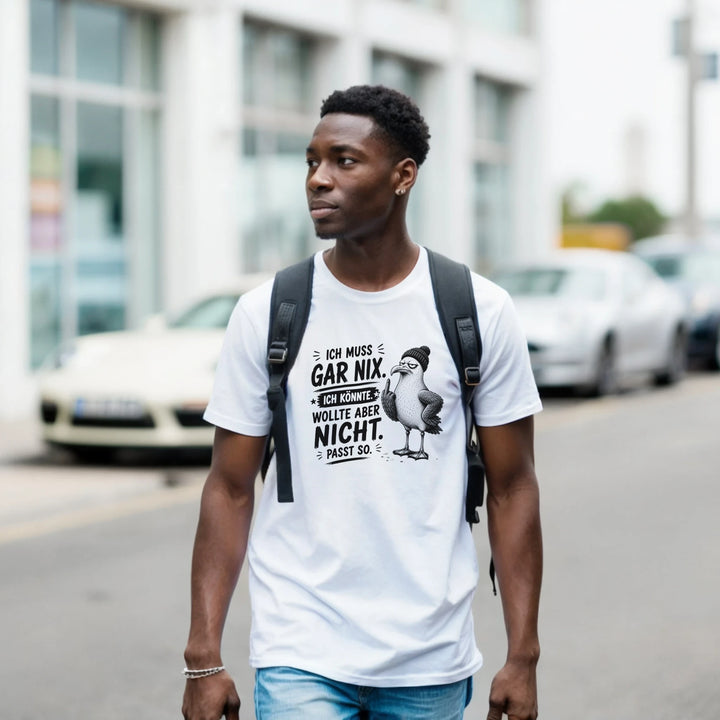 Mann mit Rucksack trägt das Shirt &