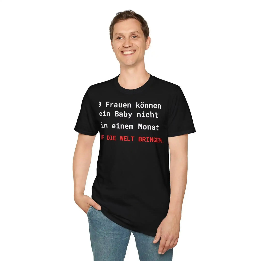 Mann steht vor weißem Hintergrund und trägt schwarzes T-Shirt mit dem Spruch &