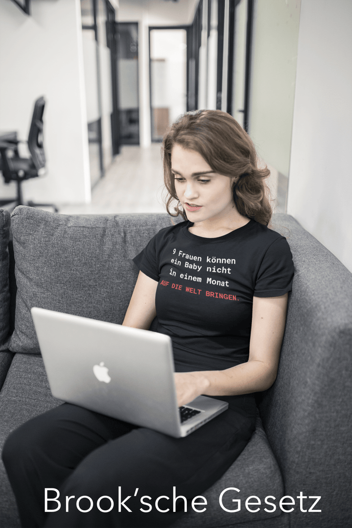 Brooks’ Law T-Shirt – 9 Frauen können ein Baby nicht in einem Monat auf die Welt bringen - KlareAnsage