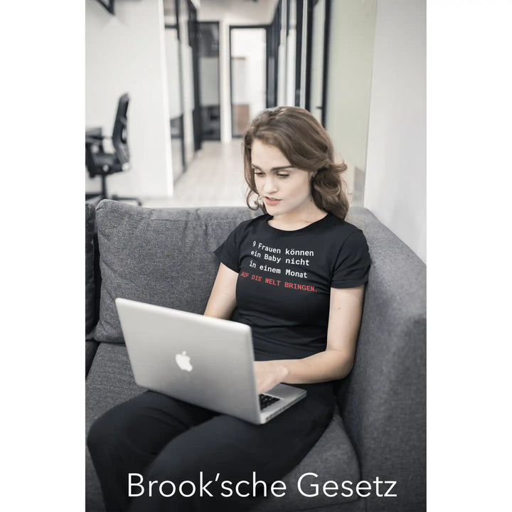 Brooks’ Law T-Shirt – 9 Frauen können ein Baby nicht in einem Monat auf die Welt bringen - KlareAnsage