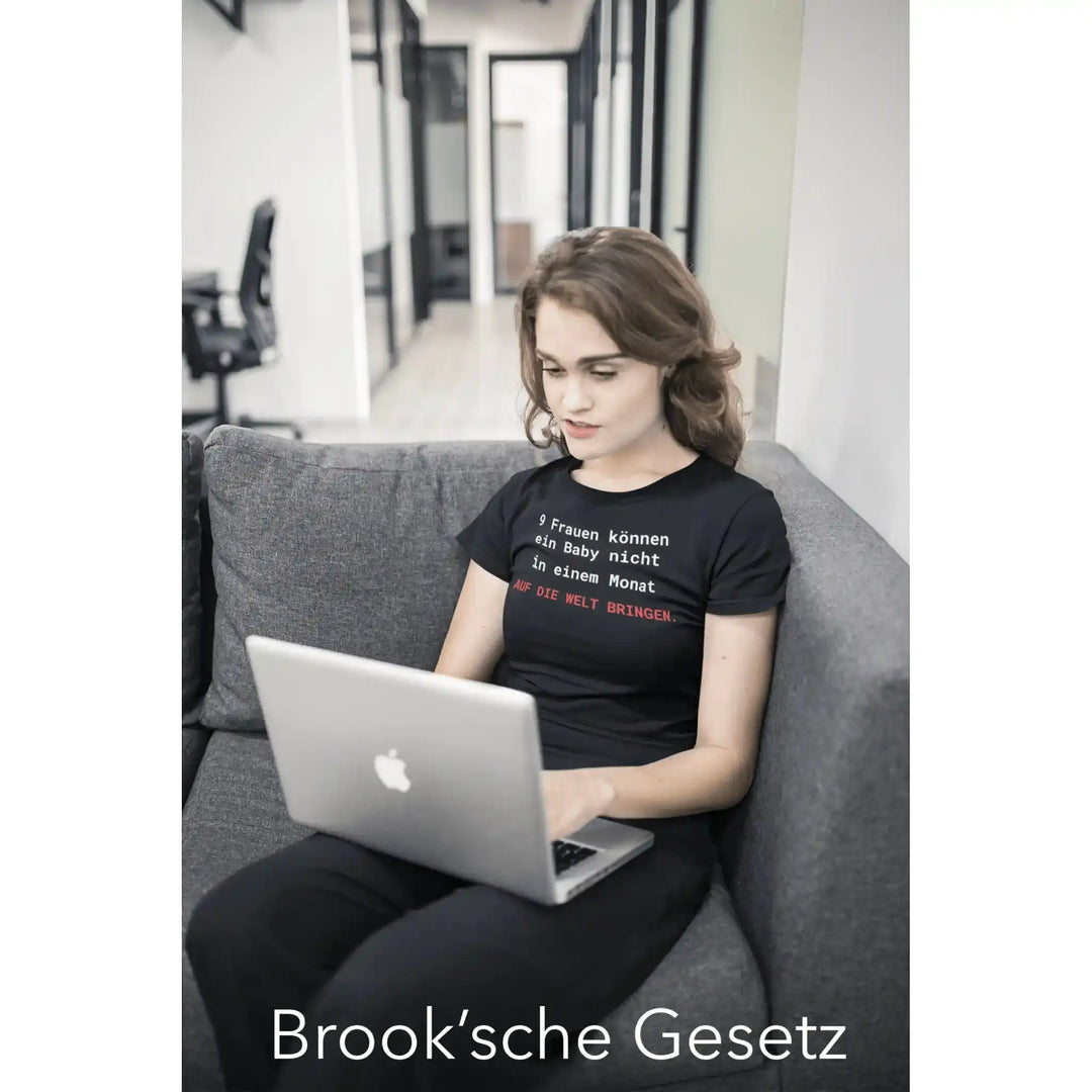Frau sitzt mit Laptop auf dem Sofa und trägt schwarzes T-Shirt mit Brooks-Law-Spruch, Story-Grafik „Brook’sche Gesetz“