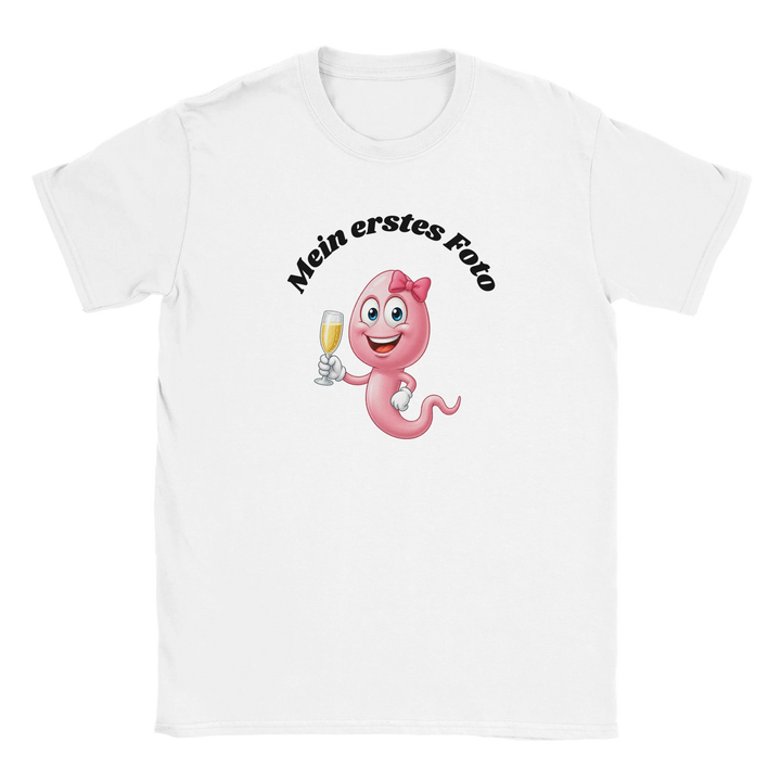 Flatlay des weißen T-Shirts mit Aufdruck &
