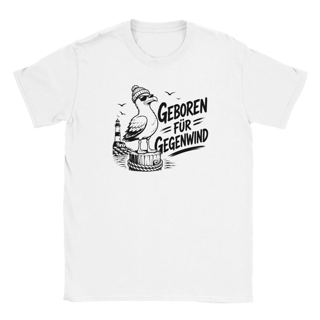 Flatlay des weißen T-Shirts mit Möwen-Motiv und Schriftzug Geboren für Gegenwind