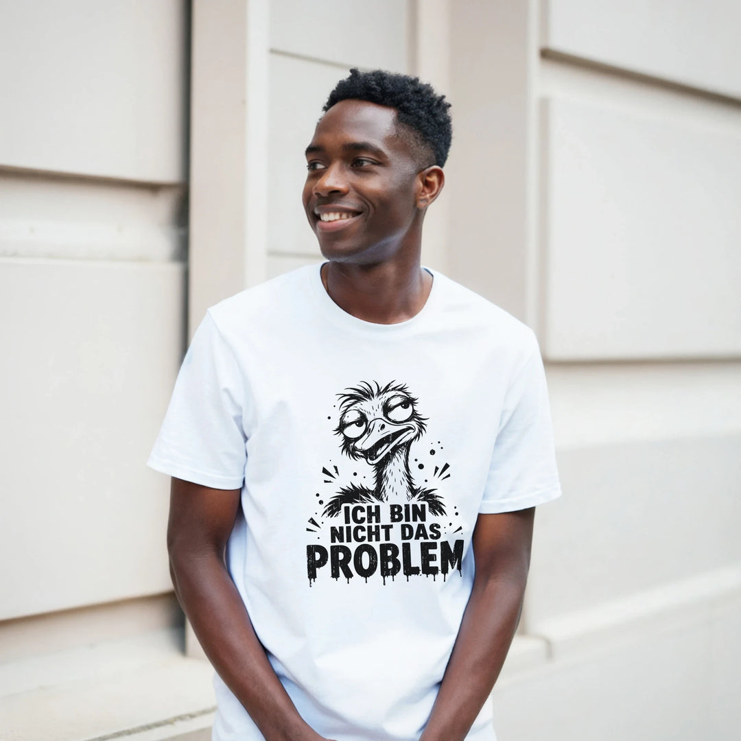 Lachender Mann lehnt im weißen T-Shirt an heller Hausfassade