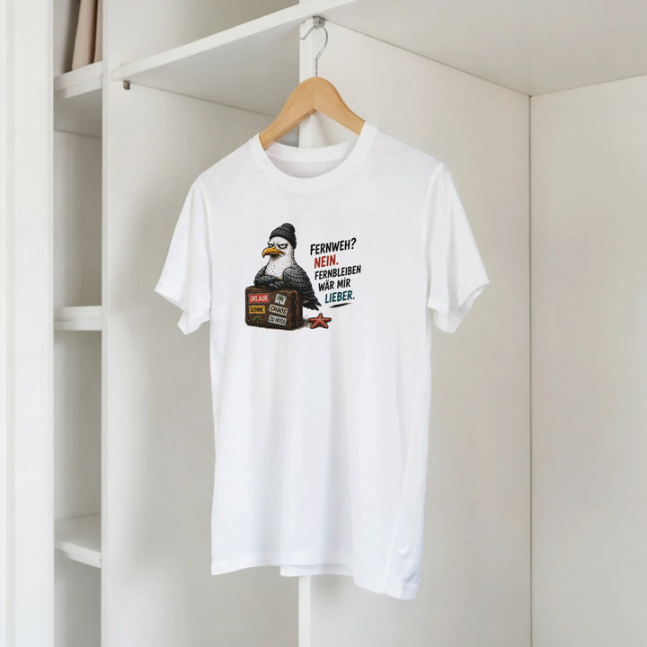 Weißes T-Shirt mit grimmiger Möwe und Koffer-Motiv hängt auf einem Holzbügel im Kleiderschrank.