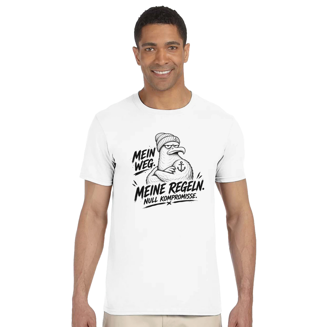 Lächelnder Mann im weißen T-Shirt mit tätowierter Möwe, Studioaufnahme