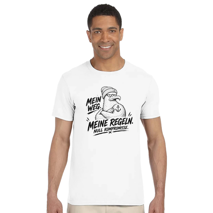 Lächelnder Mann im weißen T-Shirt mit tätowierter Möwe, Studioaufnahme