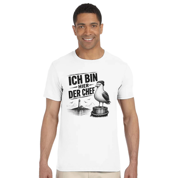 Lächelnder Mann im Studio trägt weißes T-Shirt mit Möwen-Aufdruck &