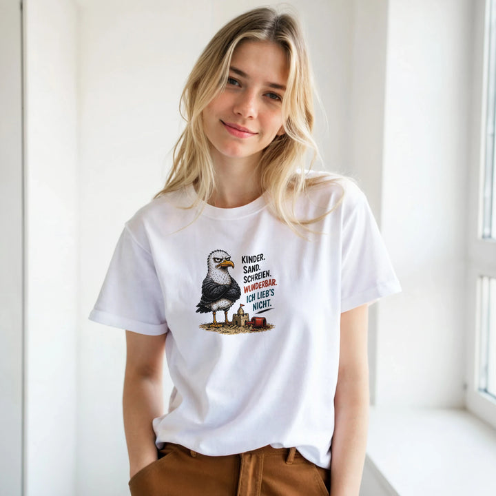Blonde Frau am Fenster im weißen T-Shirt mit Möwen-Print „Kinder. Sand. Schreien. Wunderbar. Ich lieb&