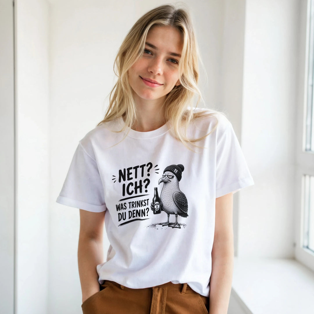 Blonde Frau im Möwen-T-Shirt posiert lächelnd am Fenster, braune Cordhose