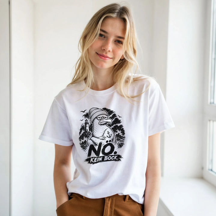 Junge blonde Frau steht lächelnd am Fenster im weißen T-Shirt