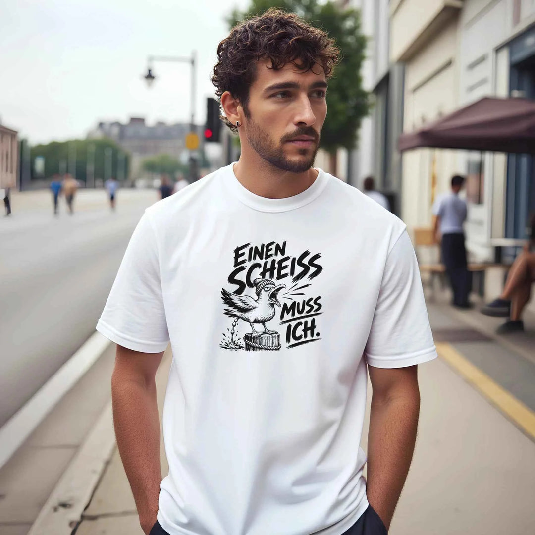 Mann mit lockigem Haar trägt das Shirt &