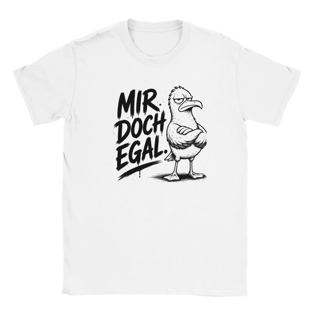 Flatlay eines weißen T-Shirts mit Spruch „Mir. Doch. Egal.“ und Möwe mit verschränkten Flügeln