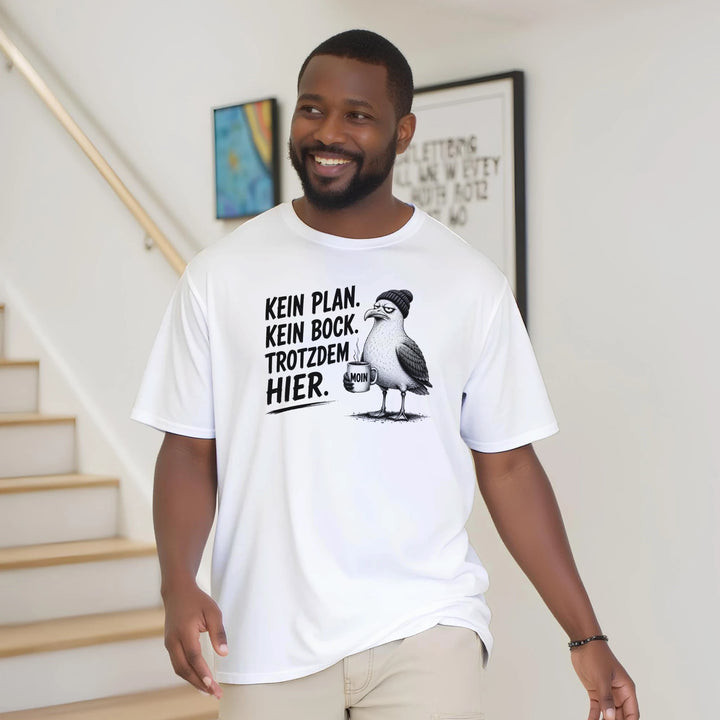 Lächelnder Mann im Treppenhaus trägt weißes T-Shirt mit Möwen-Motiv und Kaffeetasse