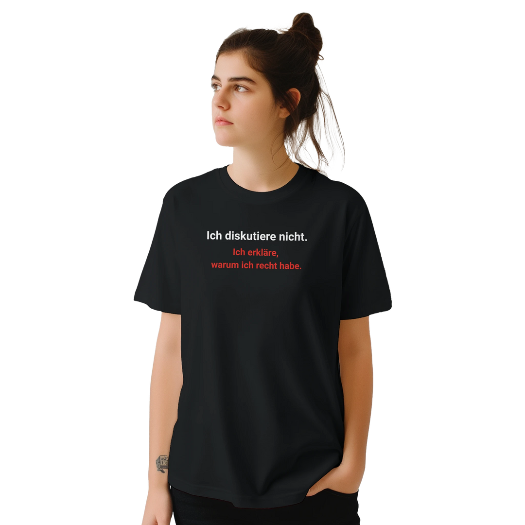 Frau mit Dutt trägt schwarzes T-Shirt mit Spruch-Print, Studiofoto vor hellem Hintergrund