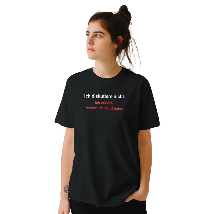 Frau mit Dutt trägt schwarzes T-Shirt mit Spruch-Print, Studiofoto vor hellem Hintergrund