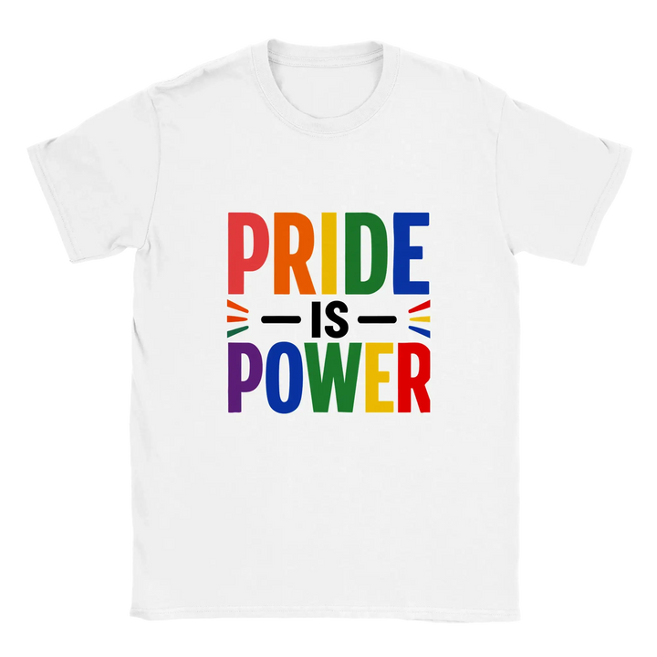Flatlay des weißen T-Shirts mit Regenbogen-Print &