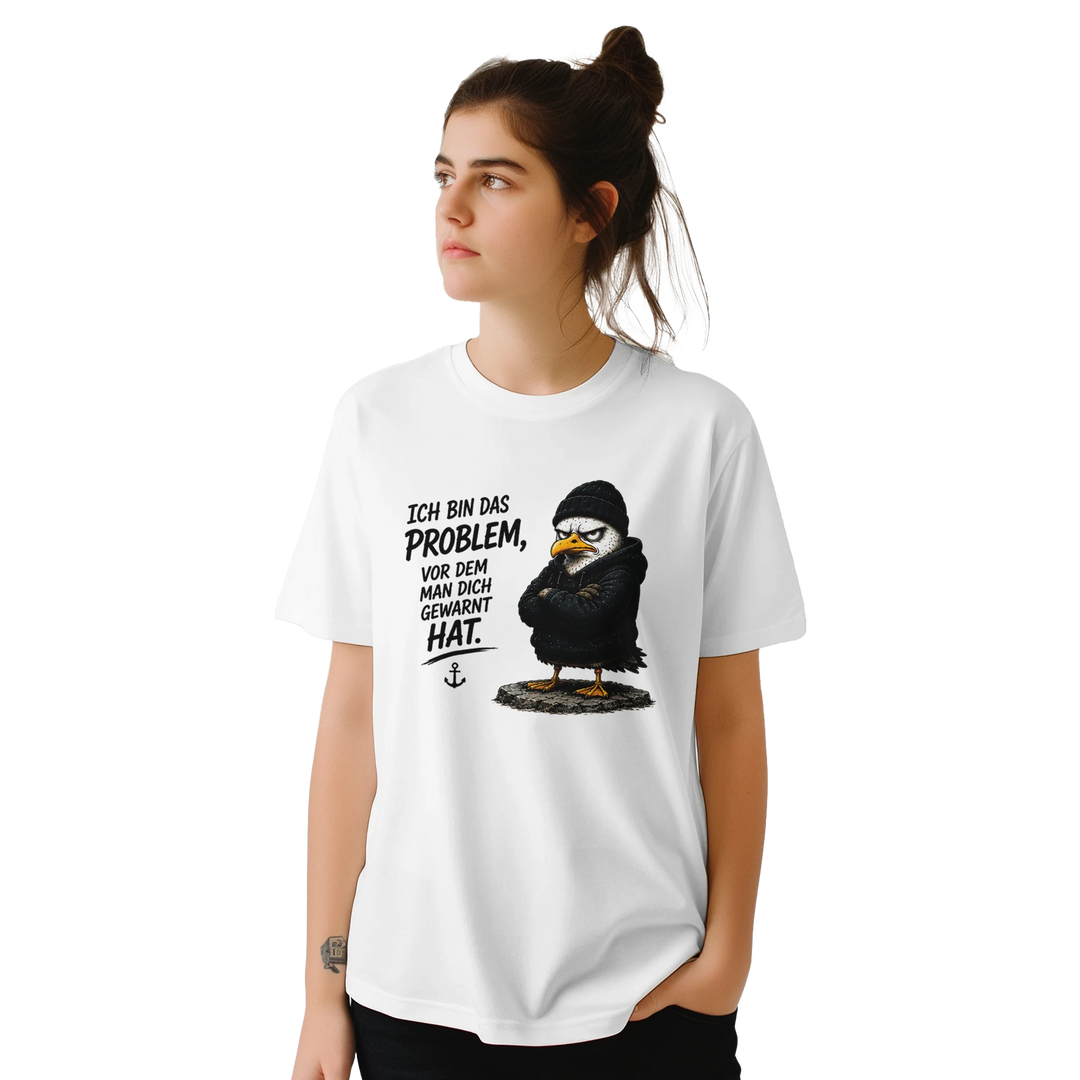Frau mit Dutt, Nahaufnahme des Oberkörpers im weiten weißen T-Shirt