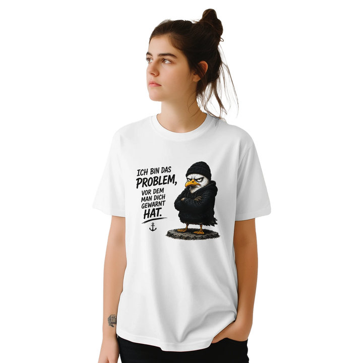 Frau mit Dutt, Nahaufnahme des Oberkörpers im weiten weißen T-Shirt