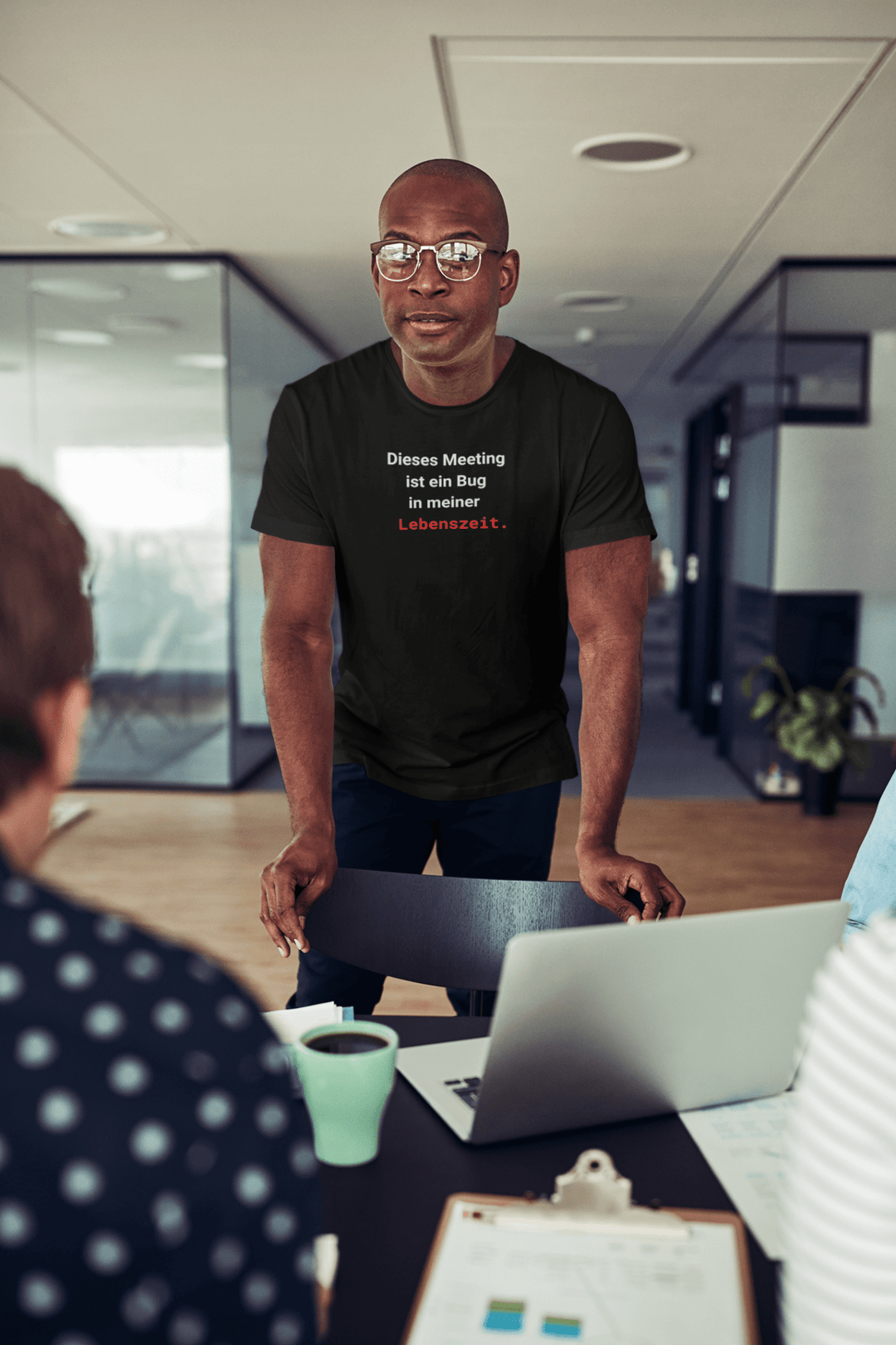 Dieses Meeting ist ein Bug in meiner Lebenszeit T-Shirt – Schwarzes Statement Shirt - KlareAnsage