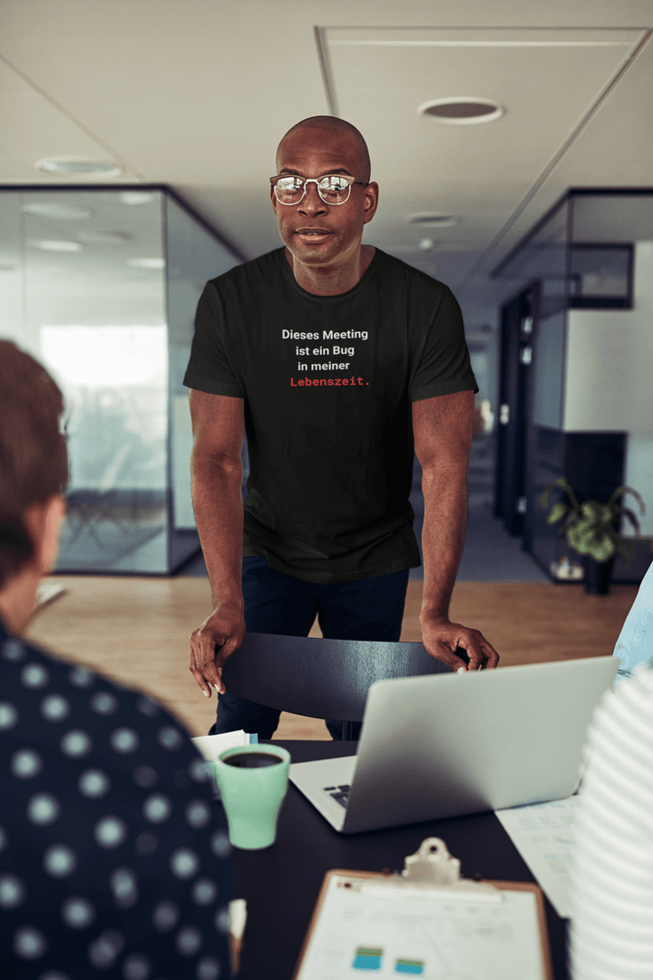 Dieses Meeting ist ein Bug in meiner Lebenszeit T-Shirt – Schwarzes Statement Shirt - KlareAnsage
