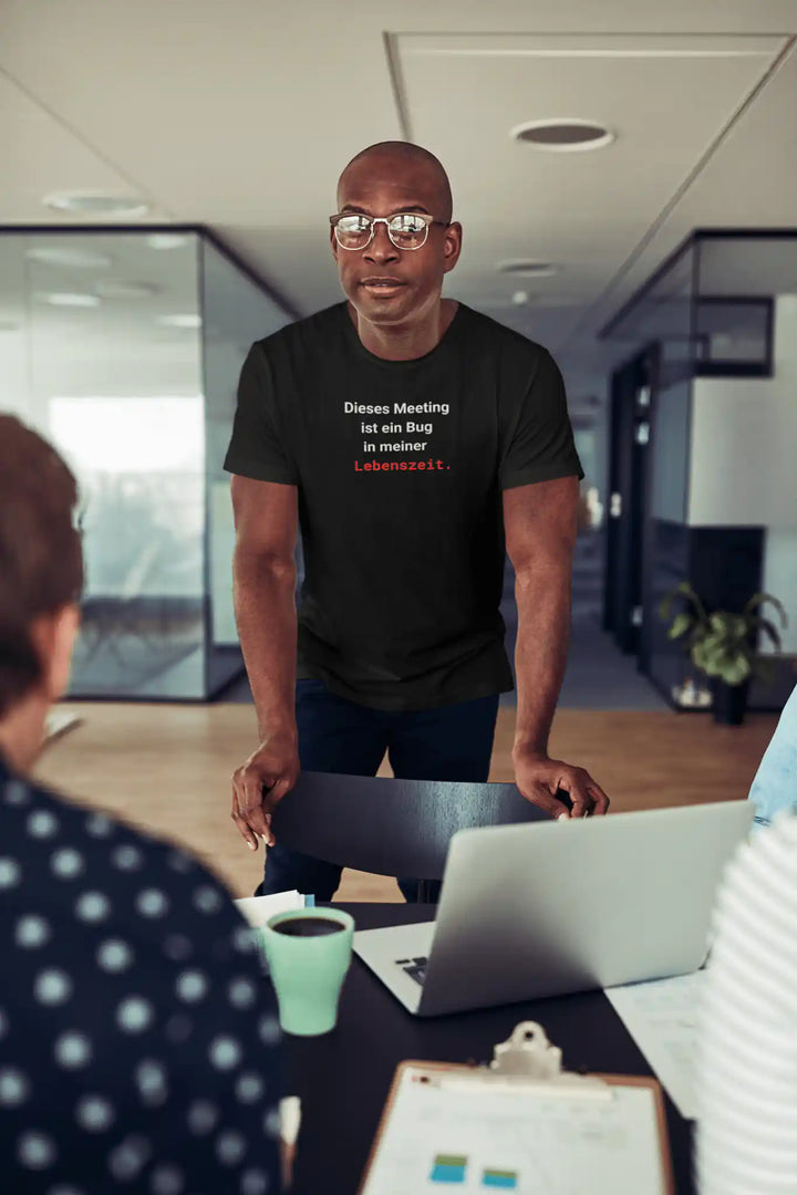 Dieses Meeting ist ein Bug in meiner Lebenszeit T-Shirt – Schwarzes Statement Shirt - KlareAnsage