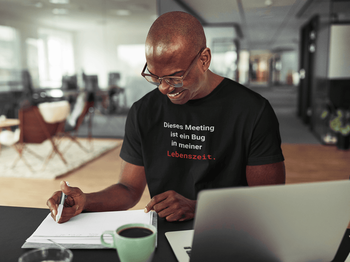 Dieses Meeting ist ein Bug in meiner Lebenszeit T-Shirt – Schwarzes Statement Shirt - KlareAnsage