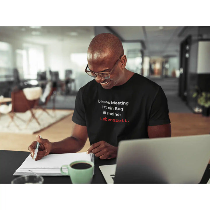 Dieses Meeting ist ein Bug in meiner Lebenszeit T-Shirt – Schwarzes Statement Shirt - KlareAnsage