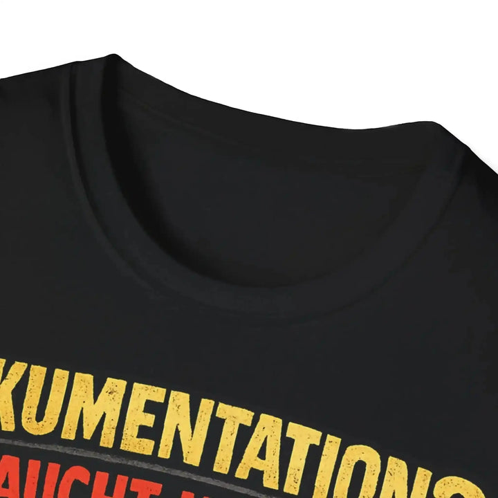Nahaufnahme des Rundhalsausschnitts am schwarzen T-Shirt mit Blick auf den oberen Schriftzug