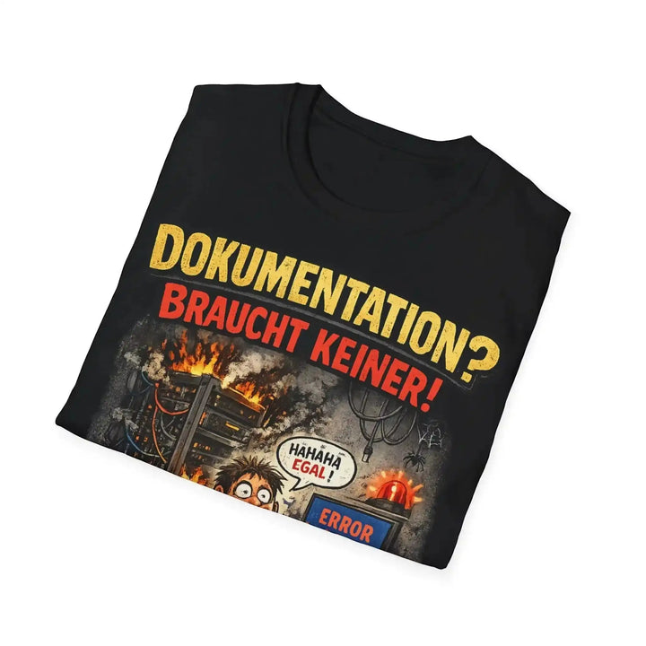 Schwarzes T-Shirt mit Spruch „Dokumentation? Braucht keiner!“ und Comic-Print, diagonal gefaltet als Flatlay