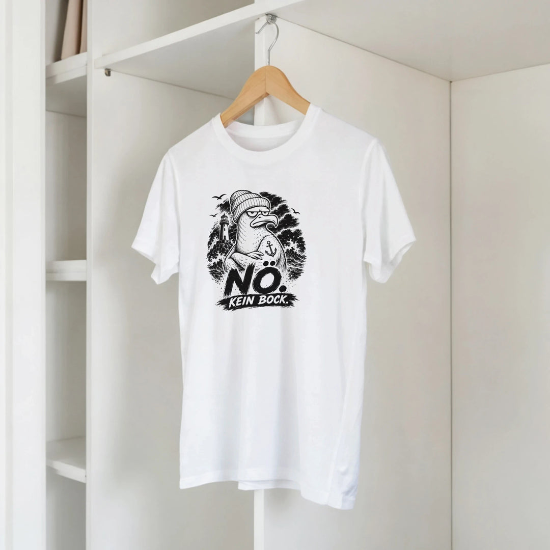 T-Shirt hängt an Bügel im offenen Kleiderschrank
