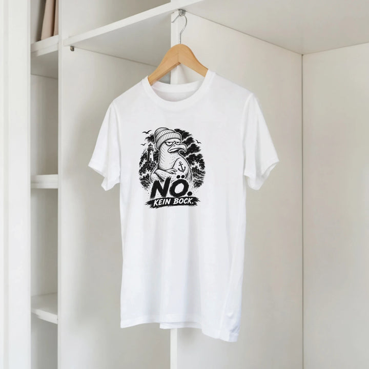 T-Shirt hängt an Bügel im offenen Kleiderschrank