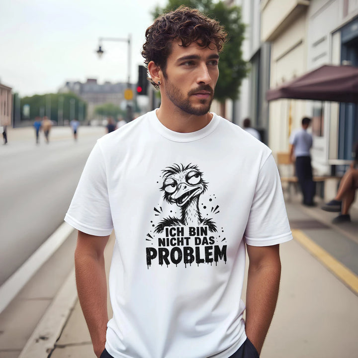 Mann im weißen T-Shirt steht auf Gehsteig einer belebten Innenstadt